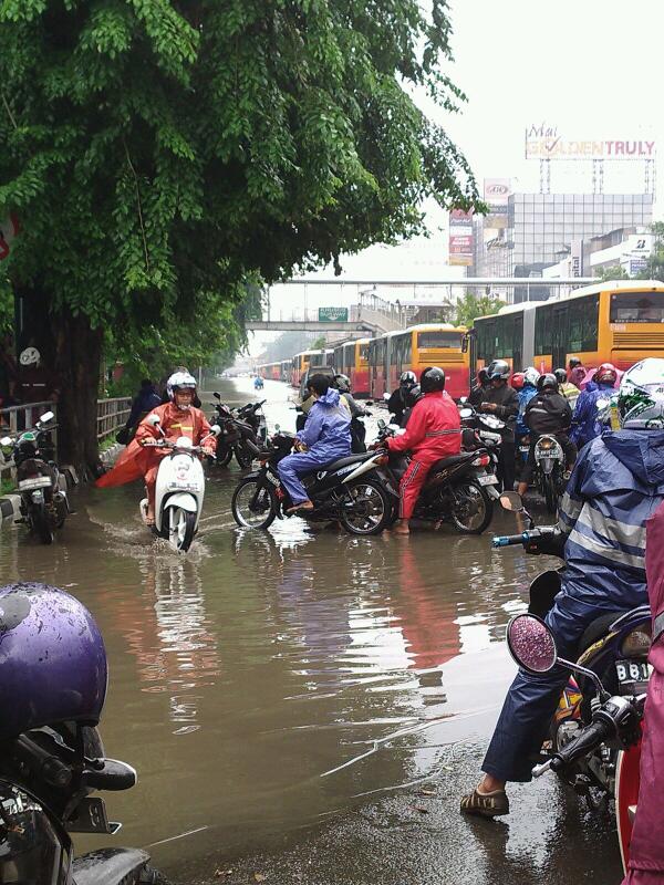 RT @andreasdiosia: 09.31 Kondisi banjir di jl.gunung sahari dari pasar baru menuju wtc mangga dua