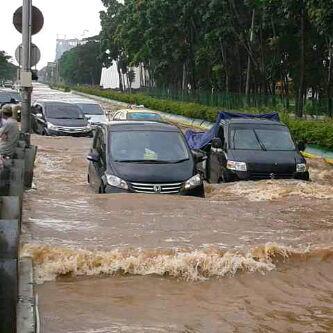 RT <a href="/veronlio/">cumasaya</a>: 10.19 Kondisi banjir di Kemayoran menuju tol bandara