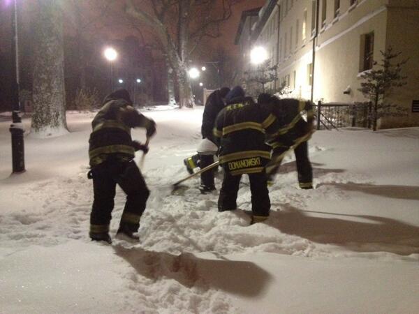 metrofireassoc's tweet image. @metrofireassoc members clearing snow from hydrants near out quarters.