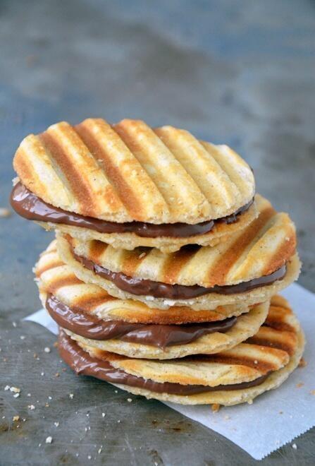 ShaaziaBava's tweet photo. "@YourFoodPorn: Nutella Waffle Sandwich Cookies http://t.co/sGCK23jzRg" @fiiiiiwwwwiiiii