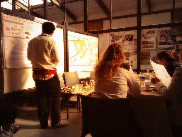 Bugun Bitirme Jurisine ciktim, bir aksilik cikmazsa mezun olacagim, arkadaslar sunumlarina devam ediyor.