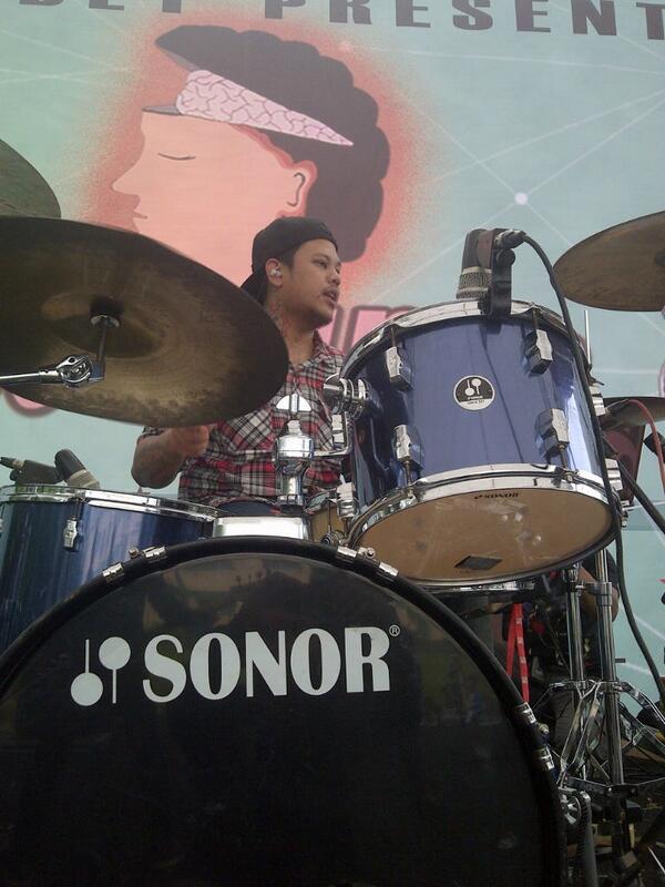 Tektona_Band's tweet photo. @aca_tektona lagi serius banget nih mainnya..Taken at Exchange Pensi last Saturday #Tektona http://t.co/CV3AHO79DX
