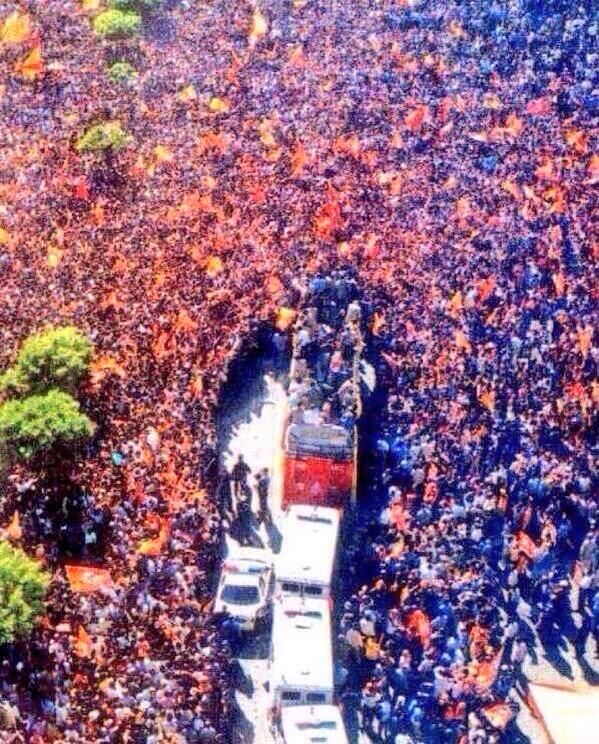 Havaalanına öyle değil 'BÖYLE' gelinir, öyle karşılanmaz 'BÖYLE' karşılanır <a href="/Fenerbahce/">Fenerbahçe SK</a>  #iyikiGALATASARAYLIYIM