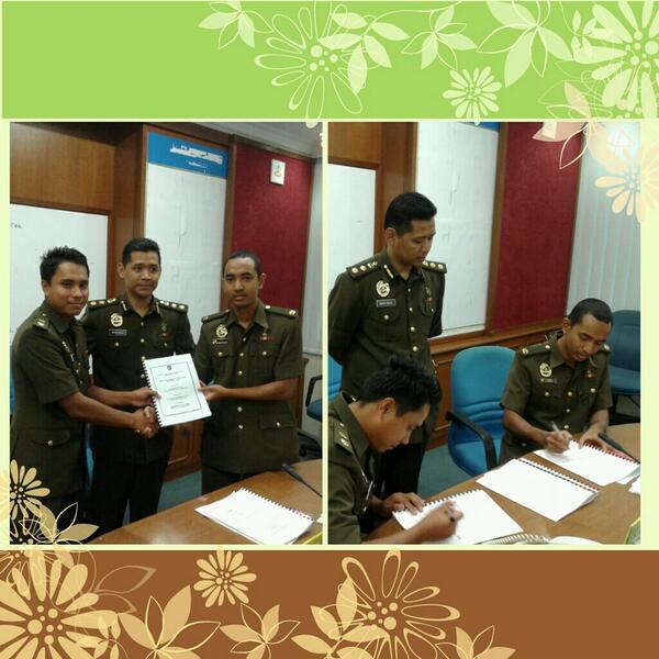 RELA_Bentong's tweet photo. RT @Rela_Pahang: Penyerahan tugas oleh PgR Azmi Bin Mohd Nor kpd PPjR Ahmad Safwan daerah K.Lipis http://t.co/LbIhyIdJtW
