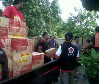AsliNjeporo's tweet photo. Bantuan yg baru tiba di Posko Kecamatan Welahan #PeduliJepara http://t.co/mbIoejvUwI