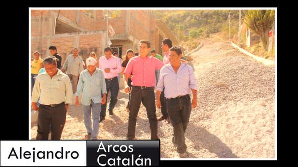 En Col. Ampliación Huajal, cumpliendo compromisos, entregamos materiales de construcción para pavimentación.