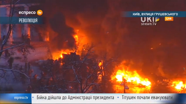 EuromaidanPR's tweet photo. #EuroWar at #Hrushevskogo now!#kyiv #Ukraine |PR Screenshot http://t.co/m0BvRQMXns