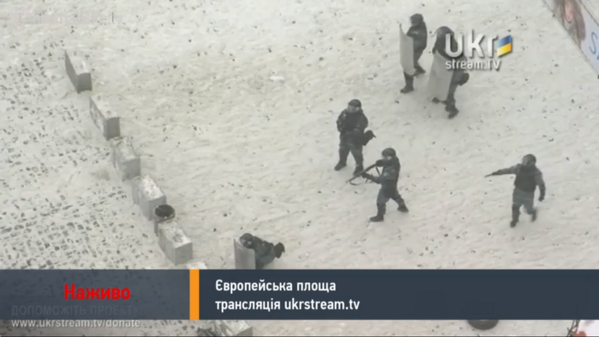 EuromaidanPR's tweet photo. Berkut are shooting. It's really #EuroWar #Euromaidan #kyiv #Ukraine |PR BREAKING NEWS http://t.co/8VTI1H11I8