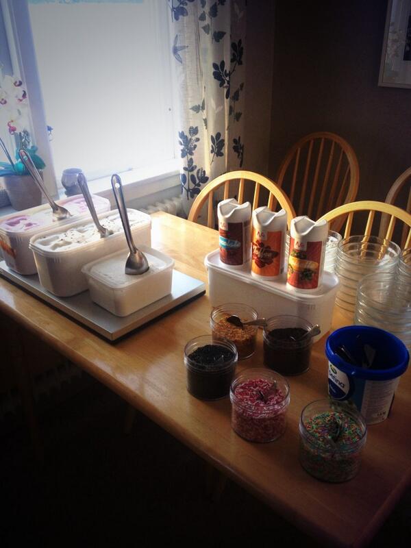 agnes_lucia's tweet photo. Glassonsdag varje onsdag 🍦🍧 http://t.co/T20M3luH7R