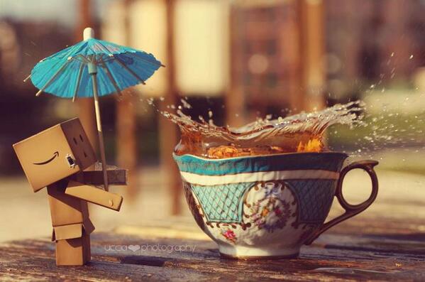 Bakarmısın..........deyipte yüz çeviren bes yıllık arkadaşımı dökülmkek üzere olan kahve gibi hissederim