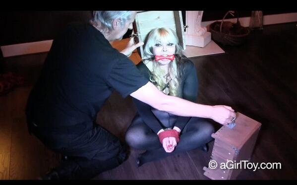 agirltoy's tweet photo. @Master_Baron placing the headbox around my neck. I could feel the panic beginning to creep up inside of me! http://t.co/bZbzaPmzvy
