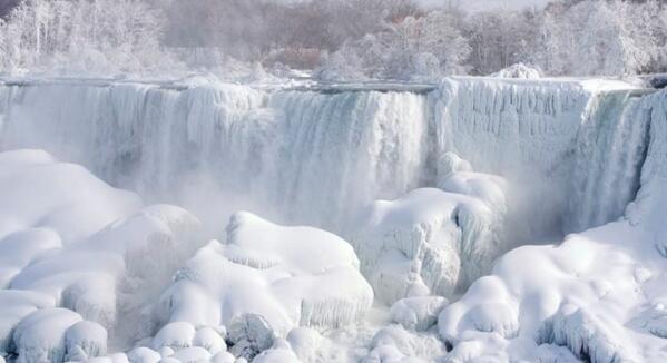 antena3com's tweet photo. Las cataratas del Niágara se congelan por segunda vez en 15 días http://t.co/GxAPrTkVPh http://t.co/ugNr0Tzz0w