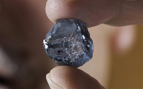 Где находится сапфиром. Камень самородок Алмаз. Самородок неограненный Алмаз. Камень дымчатый Алмаз необработанный. Метеоритный Алмаз.