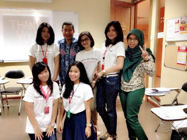 AgentOfChangee's tweet photo. photo's with our lecturer, pak @Silih and miss @rahminoer. terimakasih utk semester 5.😊 #PROnline #LSPRAgentOfChange http://t.co/SOxXt08cIz