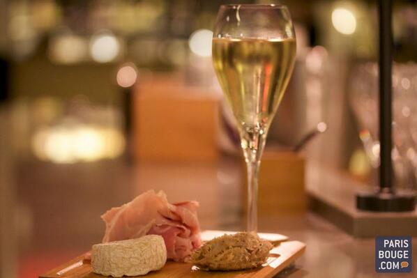 pcuignache's tweet photo. #LaDegustation nouveau bar à champagne d'Antoine #Westermann crée un joli lieu après le très convoité #CoqRico http://t.co/EeidukkqMZ