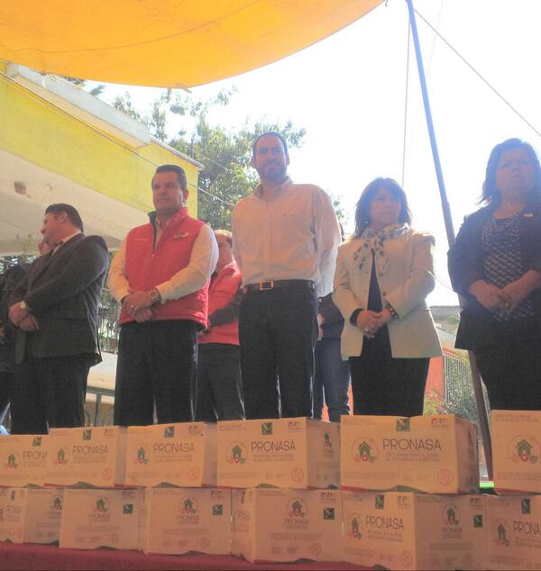 Eynar_DLC's tweet photo. Con mi Presidente @DavidSanchezG en la entrega del reencarpetamiento y pavimentación de la Col.Casa Viejas. http://t.co/3gtqFgiJz3