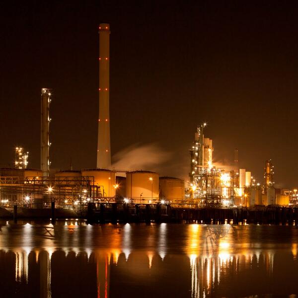 daltopper's tweet image. #shell #rotterdam by night