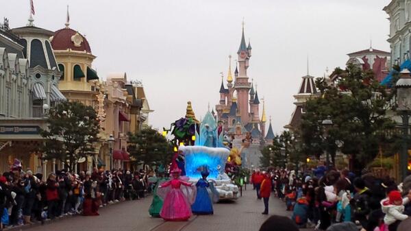 La Magie Disney en Parade ! (2012-2017) - Page 28 BemJjXLIEAAsDWY