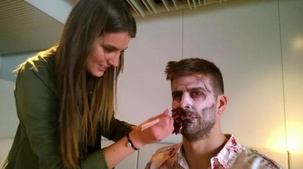 Pique saat di make up jadi Zombie .