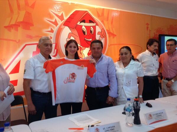 DeportesMerida_'s tweet photo. Carolina López del grupo SADASI, @aguilarchucho y demás autoridades presentan la playera de la carrera http://t.co/kBYRVVUyFF
