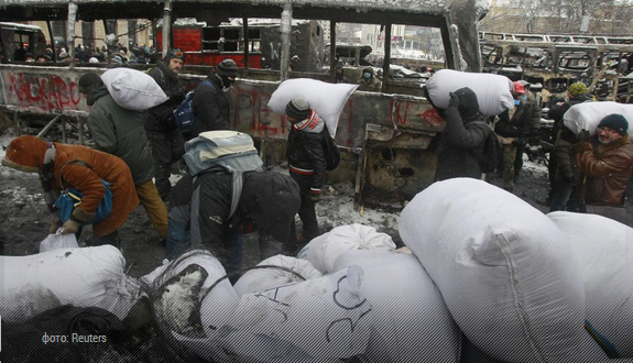EuromaidanPR's tweet photo. On Hrushevskogo a second line of barricades is being built. Protesters are preparing for the attack #Eurowar #Kyiv http://t.co/pqpWOAOANQ
