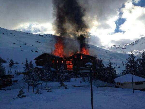 Las llamas han alcanzado los 20 metros de altura. El hotel se ha convertido en cenizas #Lodge #SierraNevada #edirecto