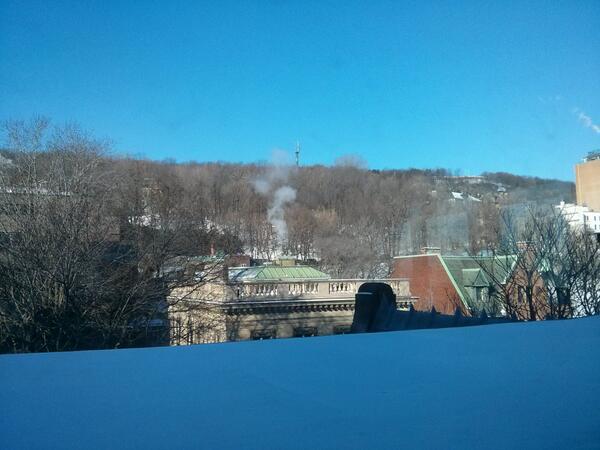 apathyisboring's tweet image. whats the difference between the polar vortex and winter?
#polarvortex #itsreallycold #longunderwear