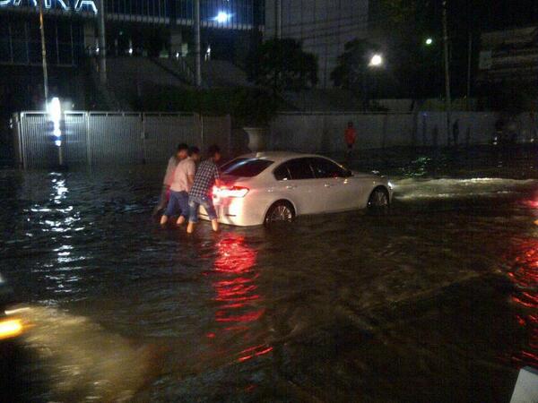 TMCPoldaMetro's tweet photo. 00:22 Kendaraan Sedan mogok di Lokasi #Banjir dpn Kampus Untar Grogol &amp; msh menunggu derek dr Bengkel resmi. http://t.co/Imv5axOfRW