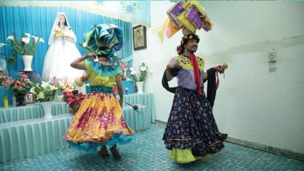 TheChuntaDoc's tweet photo. Men dressed as #Chunta dance through a local #altar in a traditional #Mexican festival. Photo @iliamonroy http://t.co/tjAGfuyBUK