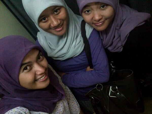 dearisa's tweet photo. Tua2 4l4y.. Haha.. :D RT @nengfaris: @dearisa @DeKaDeBanten @d2hKurnia http://t.co/AJCBidG43S