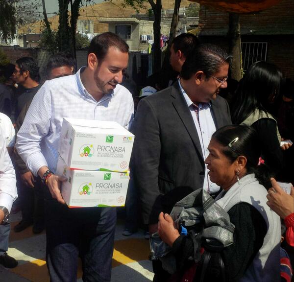Eynar_DLC's tweet photo. Apoyando siempre a las familias Naucalpenses más necesitadas, con el apoyo se nuestro Gobierno Municipal. http://t.co/gAcqLgF7hK