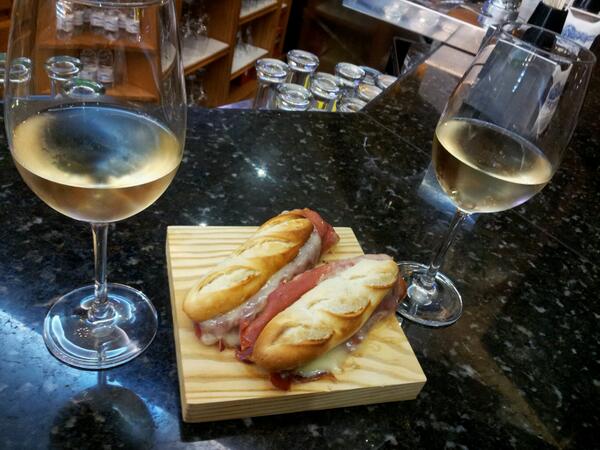 carmenngm's tweet photo. laurel con la mejor compañía!! @igorgarciamarti http://t.co/0iETzZBN4W