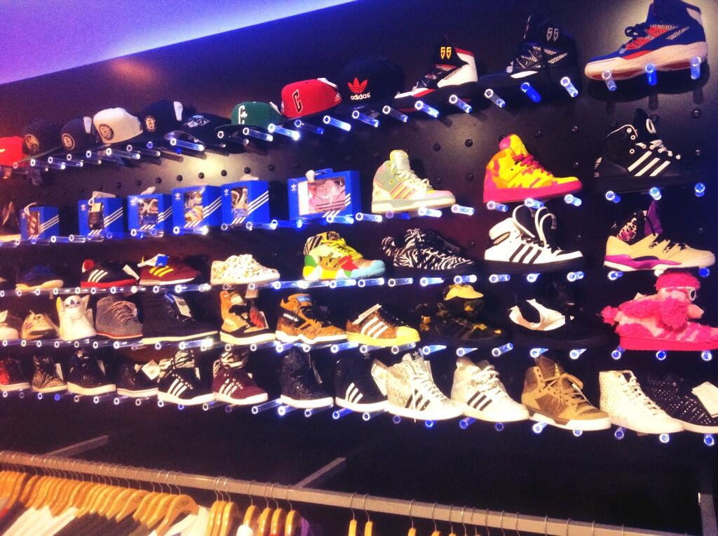 MVG_Offical's tweet photo. Zapatillas Adidas exclusivas en http://t.co/P9GZy1kw3H @hipnotiqshop @HIPNOTIQSOUND @klan_katana http://t.co/VEvmCQ3JX1