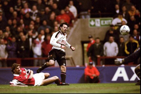 brfootball's tweet photo. Semi-final. Extra-time. Only one man for the job #mufc #giggstime #chesthair http://t.co/ZKCSa0RrJs