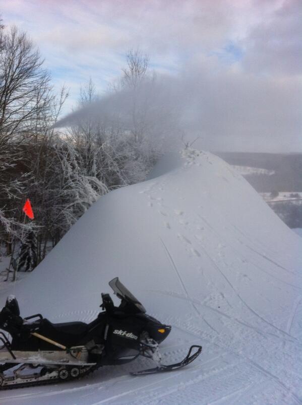 mjureller's tweet photo. Can you find the snowman? http://t.co/WjXAYEyqJN