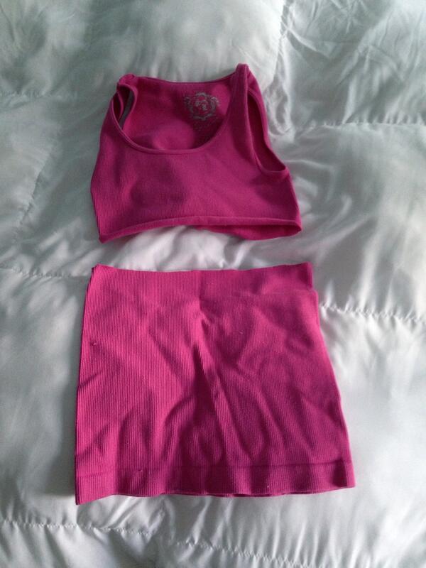 gabbbbbbster's tweet photo. "Jessi your 8 you don't need a bra" *cuts sugar lip into sports bra* http://t.co/UvL1KSBaEt