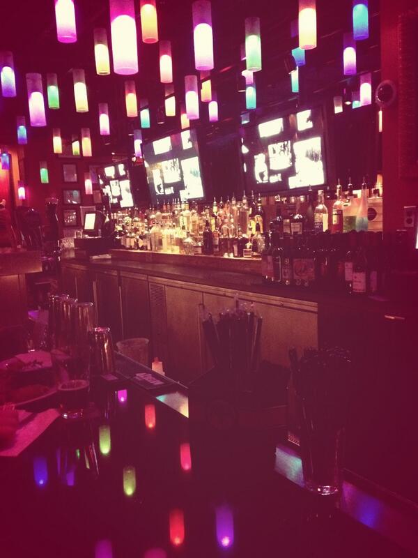 julianperretta's tweet photo. NYC Hard Rock Cafe wine time. http://t.co/y2763IcPDe