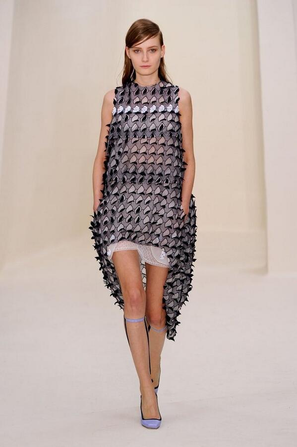 ARTINFO_KR's tweet photo. @iwomansense 크리스챤 디올 2014 S/S, 미래주의와 쿠튀르의 만남, 세련된 젊은 여성상 그려 http://t.co/73TF5C0YSP http://t.co/Vns4dYrmKA