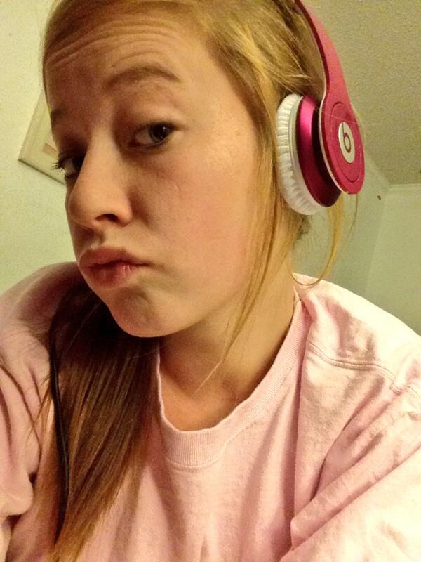 amberslighneezy's tweet photo. Tuning everything out , cept my tunes 💗💋🎧🎤🎼🎵 #musicjunky #lovetosing #secretfactaboutme #drdrebeats #pink http://t.co/3d9imYJEWo