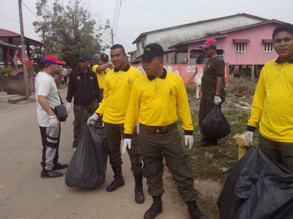 RELA_Bentong's tweet photo. RT @qimie_hazmie:prgrm gotong royong mencegah denggi di jln Sek. Cina Rantau Panjang,Kelantan. @KP_RELA @PRNKELANTAN http://t.co/cFM7IIbn83