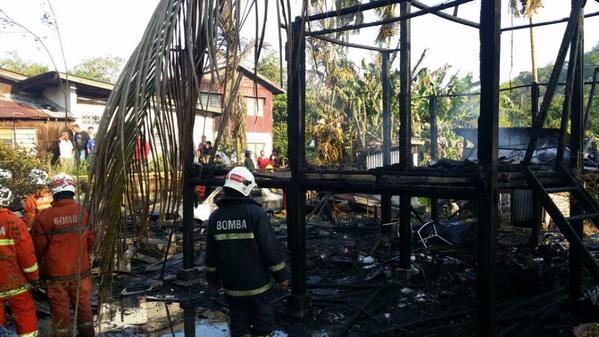 norrose79's tweet photo. RT @bombaJBPM: 22/1/14 - Kebakaran rumah Kayu di Teluk Kumbar 100% terbakar #BOMBA http://t.co/6hStKMFqQY