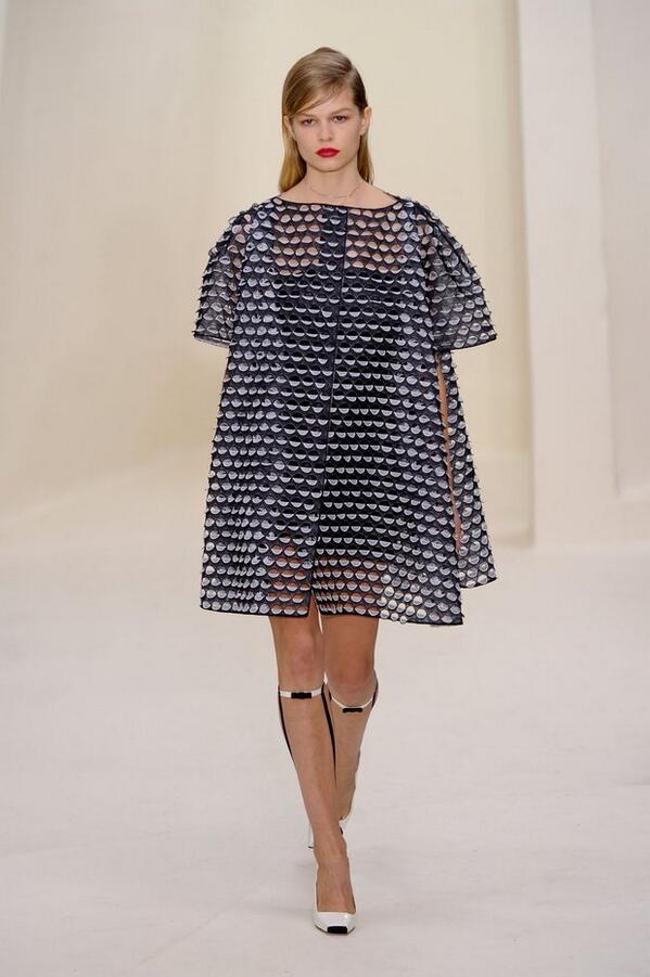 ARTINFO_KR's tweet photo. 크리스챤 디올 @Dior 2014 S/S, 미래주의와 쿠튀르의 만남, 세련된 젊은 여성상 그려 http://t.co/73TF5C0YSP @firstlook_T http://t.co/bMufh6iqYZ