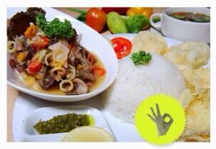 BeatBox_cafe's tweet photo. Hujan2 begini enak nya makan yang pedas2 ayo gabung ke @BeatBox_cafe kita ada oxtail extra pedas dijamin mantap http://t.co/Q5I6PJAKRB