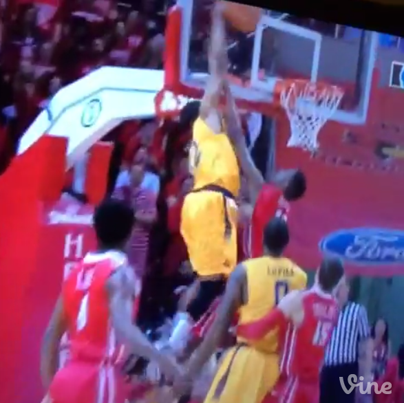 BleacherReport's tweet photo. VIDEO: Wichita State's Tekele Cotton posterized an Illinois State player with a huge slam. http://t.co/365fvyYqoG http://t.co/yHDmGmPPDh