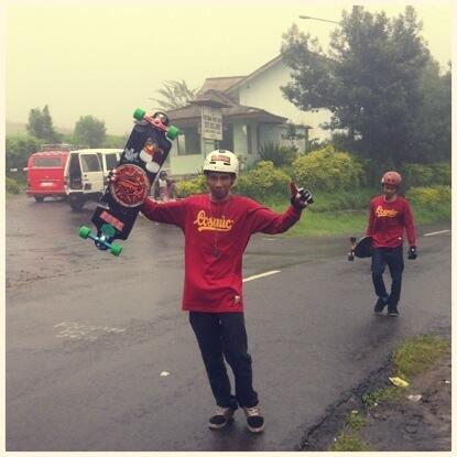 Cosmic_Surabaya's tweet photo. let's go longboarding guys! #roadtrip #cosmicsurabaya #cosmicclothes http://t.co/hOJACa0mIO