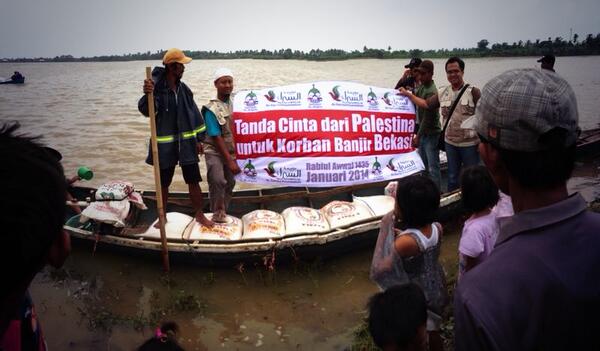salimafillah's tweet photo. Dan lagi-lagi kita malu hati; tanda cinta rakyat Palestina tuk banjir di Indonesia; diamanahkan via @sahabatalaqsha. http://t.co/RJ75koIAj3