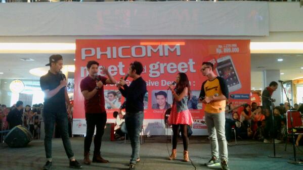 phicommind's tweet photo. Buruaann... Ditungguin ni sama @tarrabudiman @OlgaSyahputra82 @RaffiAhmadAffi @ChandKelvin  dkk http://t.co/0bRFZ3ISlD