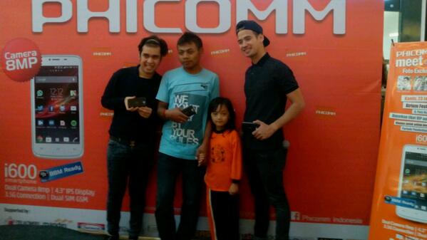phicommind's tweet photo. Buruan... Beli Phicomm dgn harga khusus dan foto bareng @OlgaSyahputra82 @ChandKelvin @RaffiAhmadAffi @tarrabudiman http://t.co/YiVrUVzsn6
