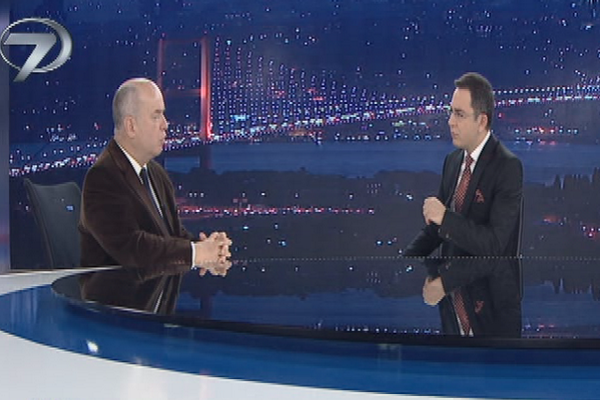 izle7com's tweet photo. Fehmi Koru; "Suriye'nin meşru bir yönetimmiş gibi Cenevre Konferansı'nda olması çok garip!" 

http://t.co/tK14HfpAtG http://t.co/GQOuOeYTUI