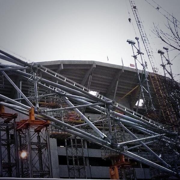 Velodrome2014's tweet photo. Fixation des échafaudages sur le colis http://t.co/2zggLJWgNk